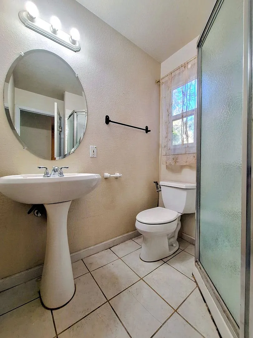 Charming 3bd Single Story House w/Attached Garage — Photo 4