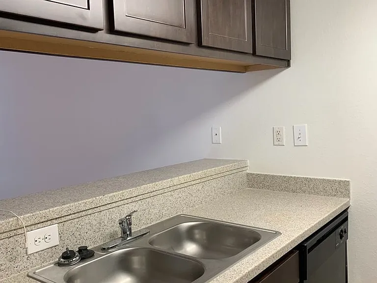 Emerald Cove Apartments — Photo 136