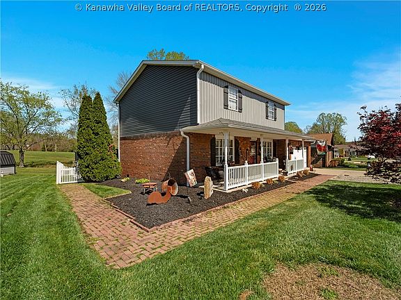 3rd image of 122 Moorefield Pl