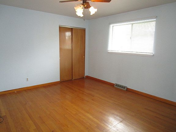 4th image of 668 Greenbay Ave