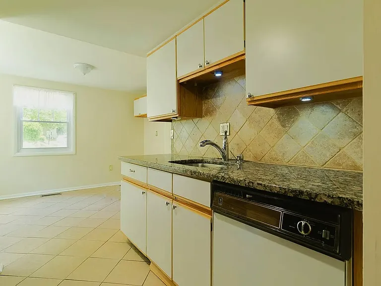 5494 Endicott Ln — Photo 11
