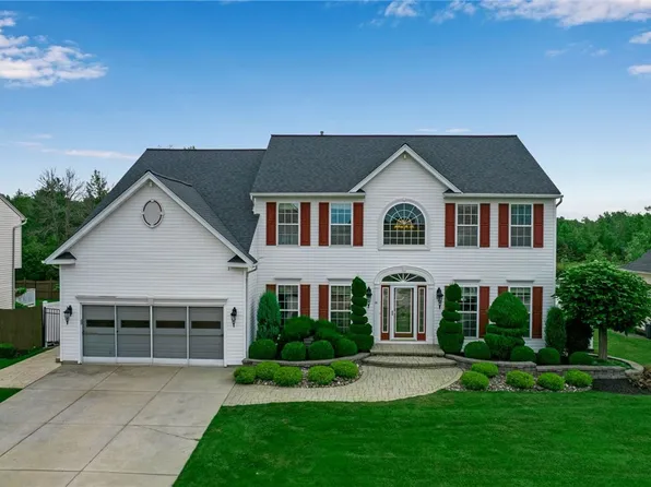 20 Creekwood Dr, Lancaster, NY 14086