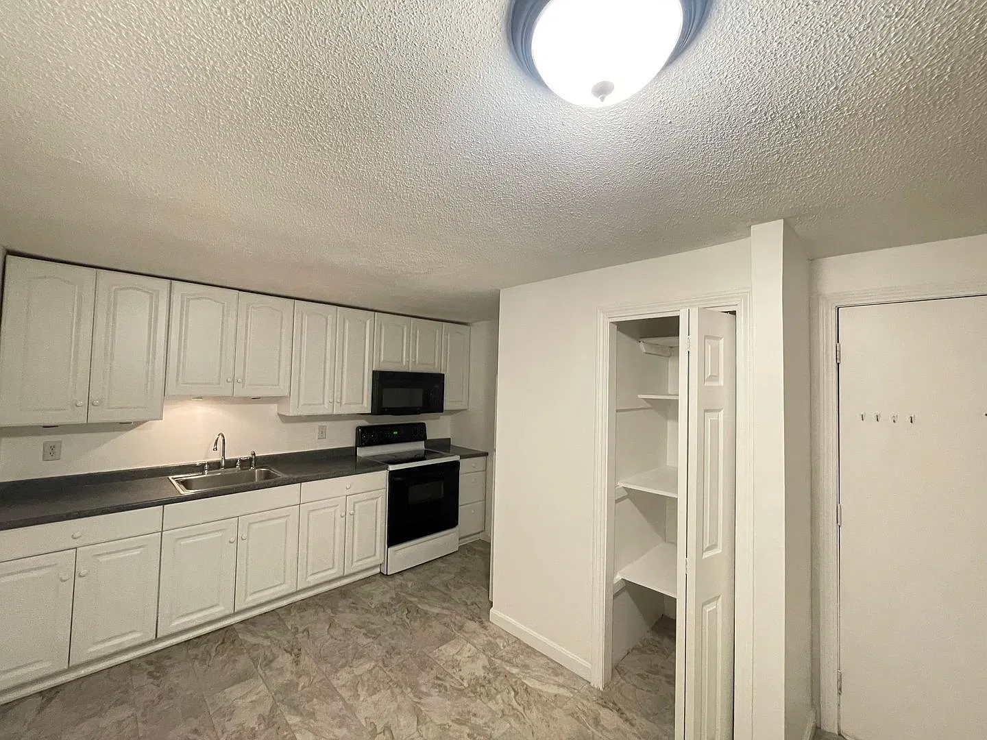 2 bed, 1.0 bath, 800 sqft, $2,200 — Photo 1
