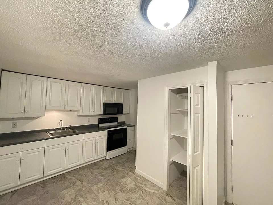 2 Pembroke Dr #1