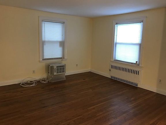 4th image of 909 Washington St