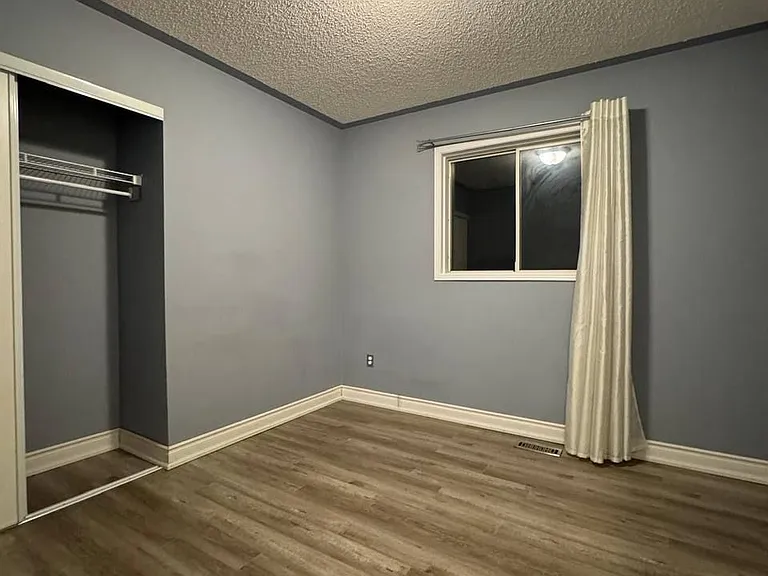 425 Elmwood Ct #ROOM — Photo 6