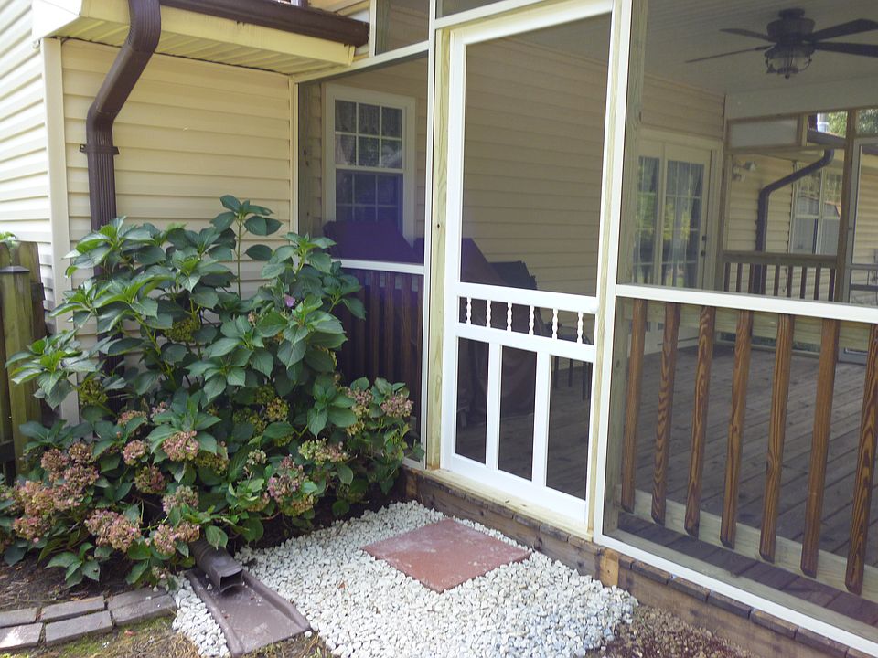 Screened porch w/ceiling fan,light