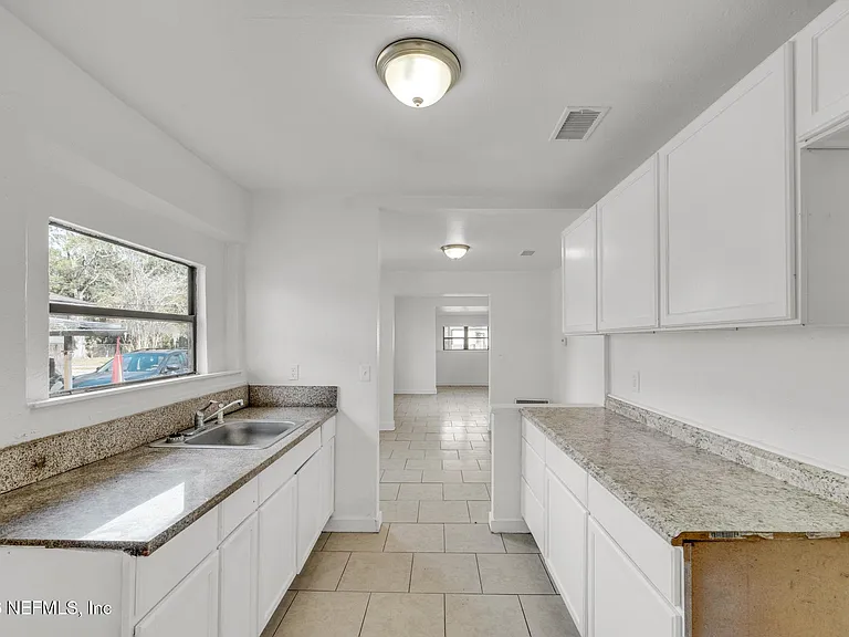 1830 W 27th St — Photo 10