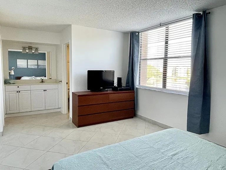 2455 Lindell Blvd #1-3-0 — Photo 4