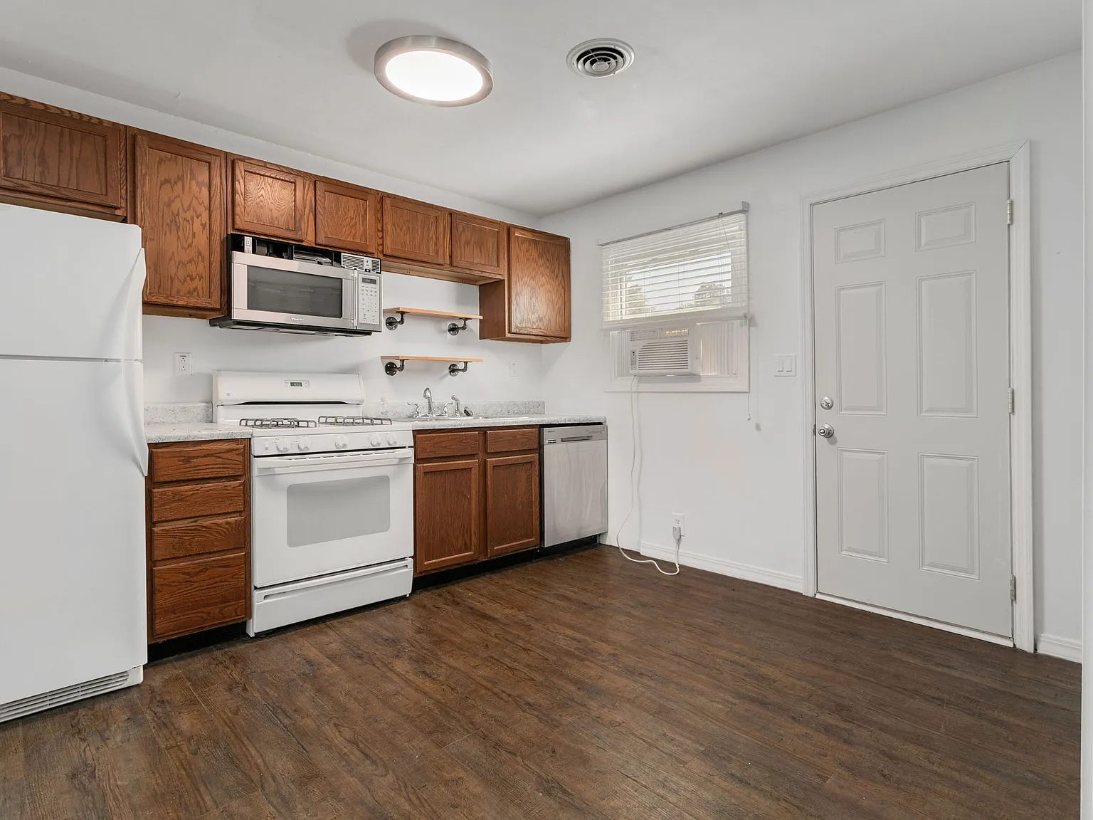 3 bed, 850 sqft, $1,295 — Photo 4