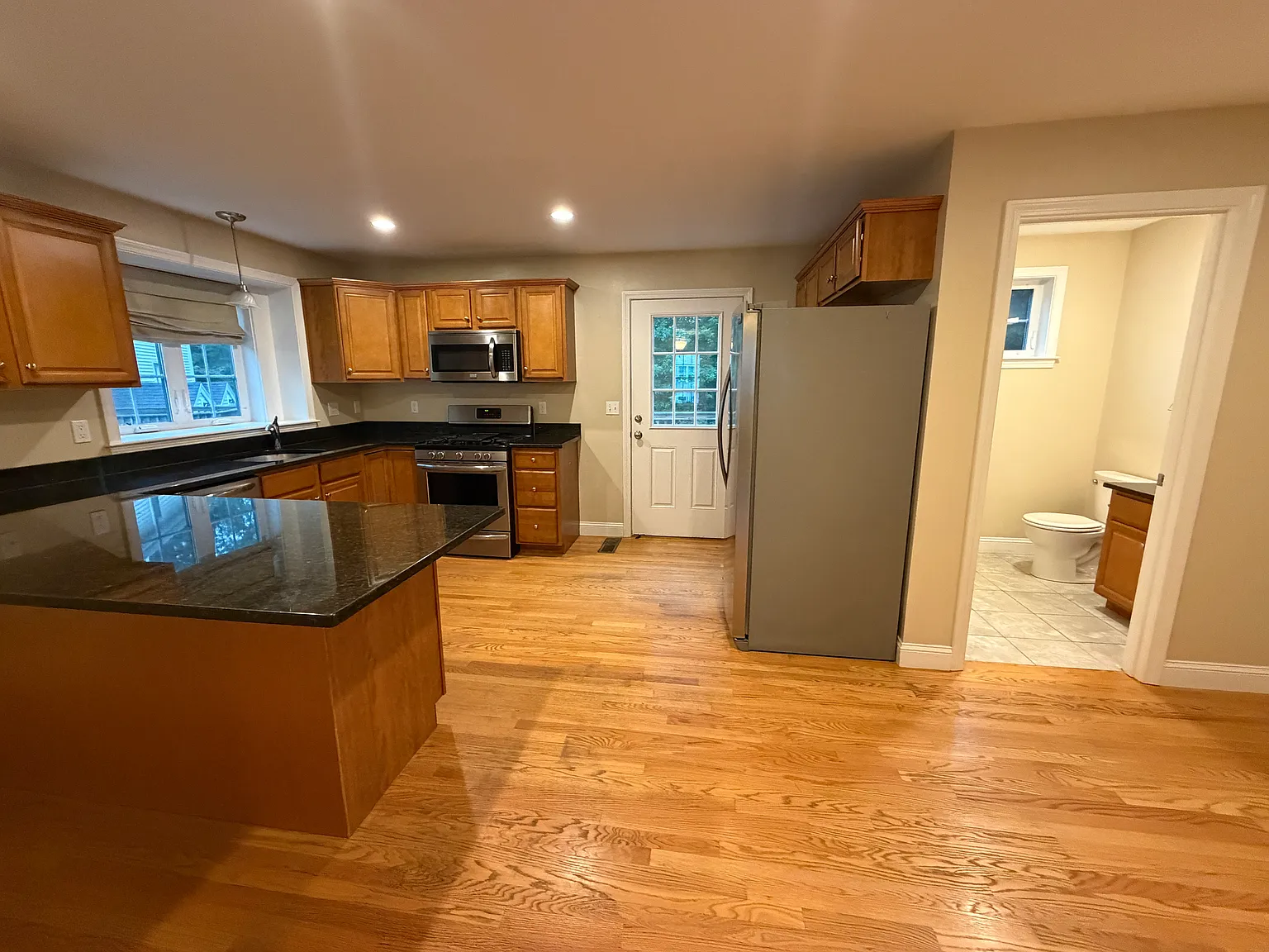 3 bed, 1.5 bath, 1300 sqft, $3,350 — Photo 2
