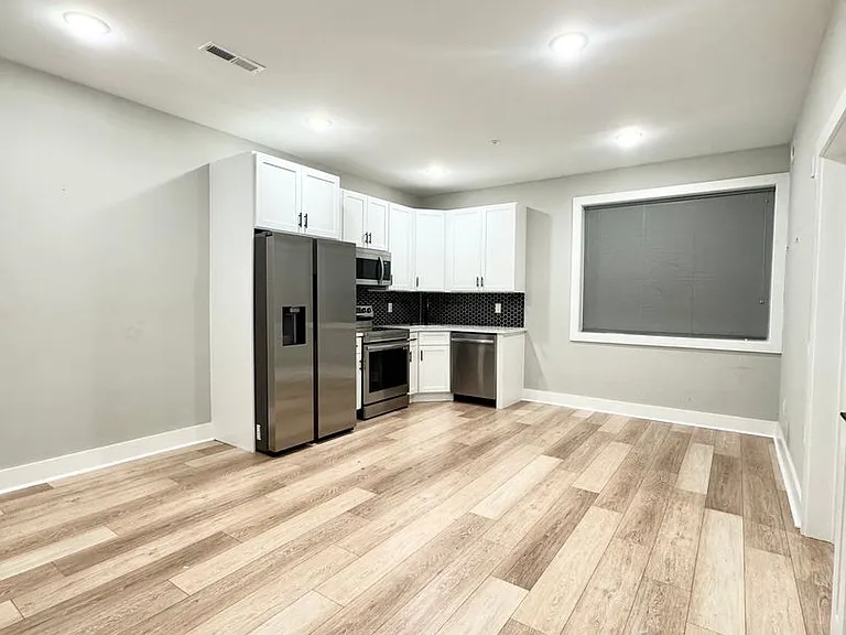 Gorgeous New Diamond St Construction Boasting Luxury Finishes — Photo 26
