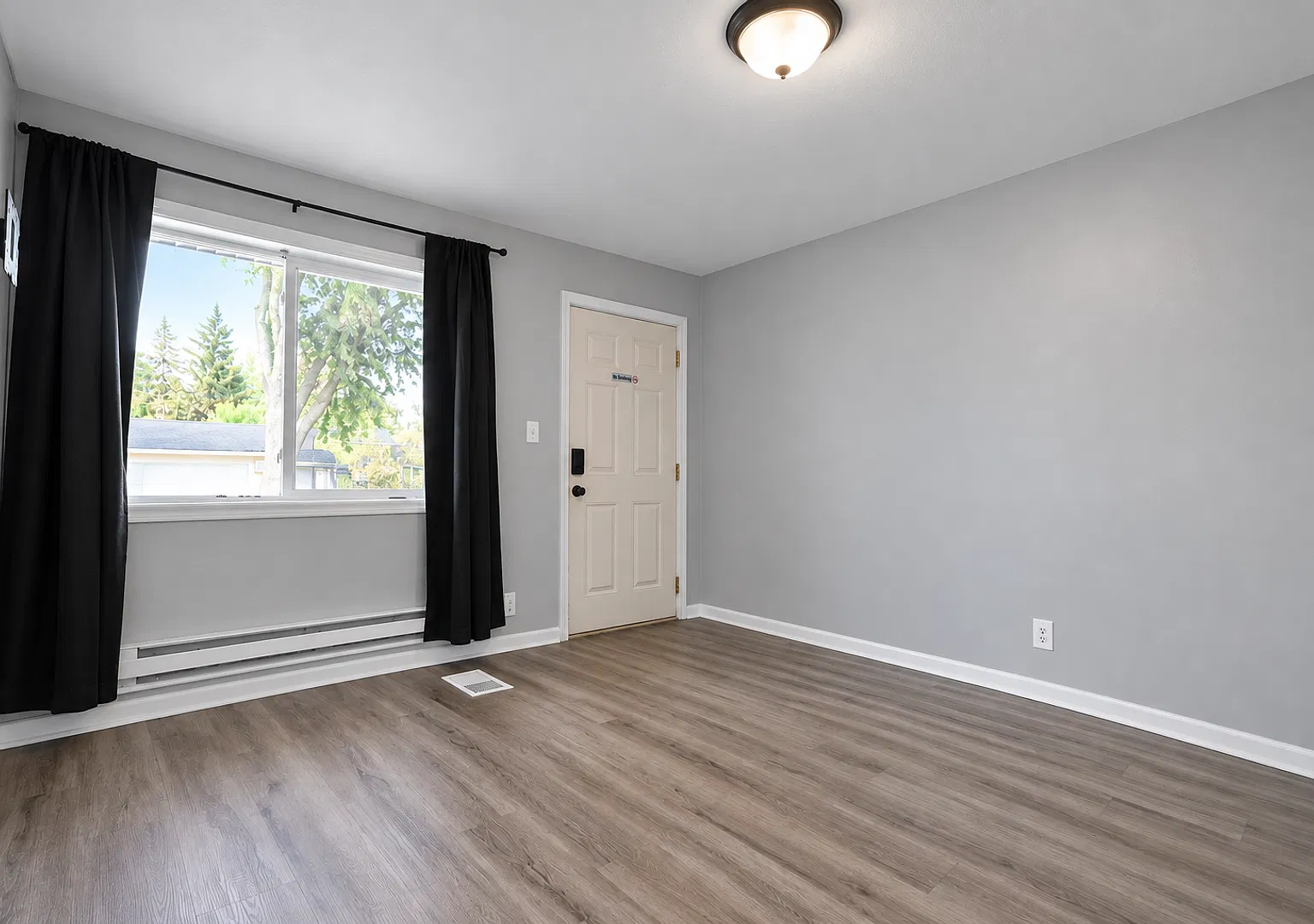 Studio Apartment At Vine Street Apartments - First Month Free! — Photo 4