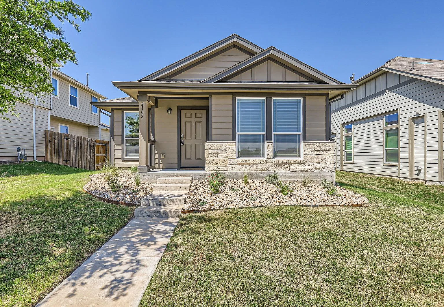 3 bed, 2.0 bath, 1300 sqft, $2,100 — Photo 1