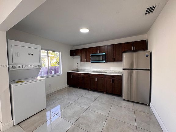 3rd image of 2803 SW 26th St #B