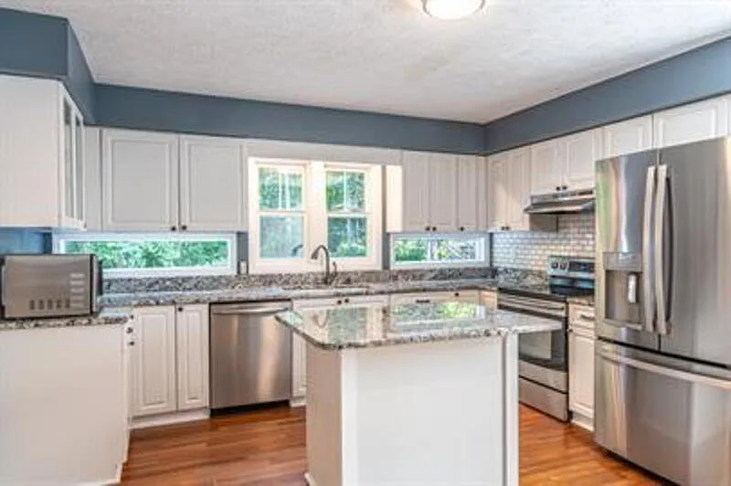 3 bed, 2.5 bath, 1874 sqft, $2,450 — Photo 4