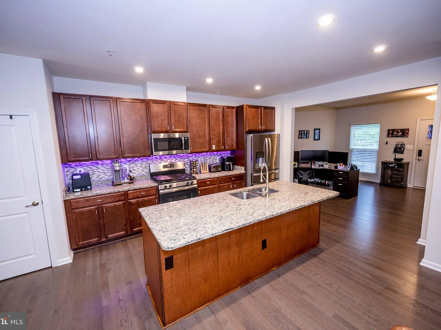 3 bed, 3.5 bath, 3365 sqft, $2,750 — Photo 3
