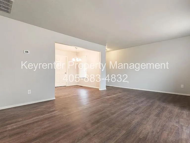 9016-9020 N Rockwell Dr — Photo 8