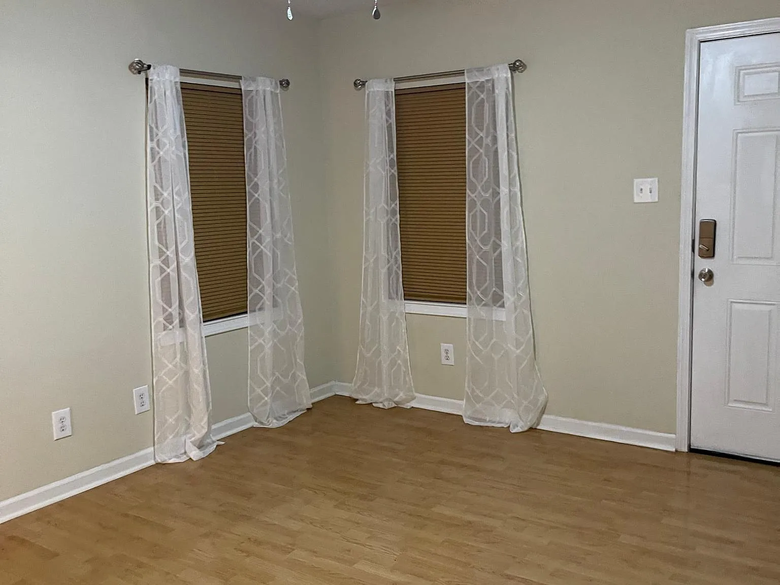 3 bed, 1.5 bath, 1300 sqft, $1,600 — Photo 4