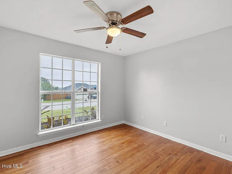 546 Jackson St — Photo 23