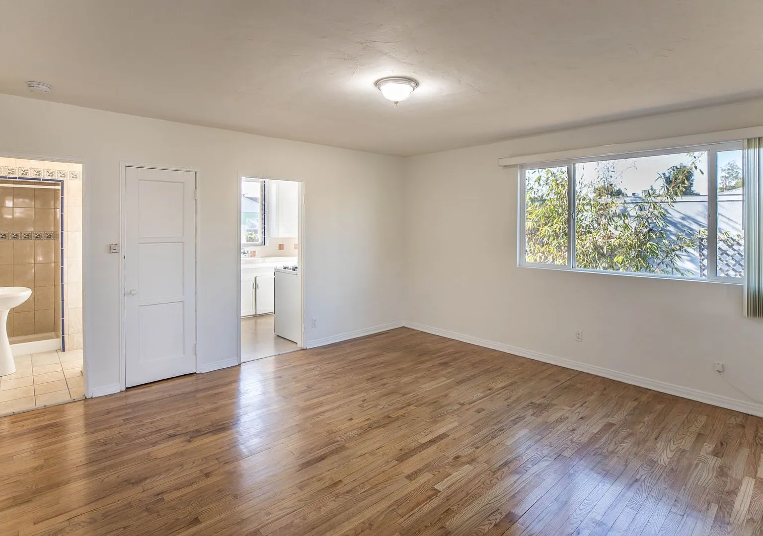 Studio In Santa Monica - Private Yard & Full Kitchen! — Photo 2