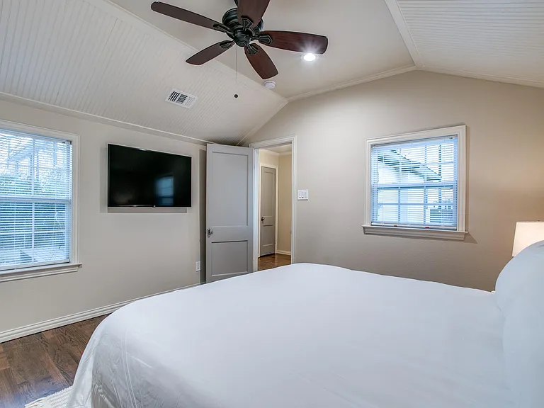 610 E Texas St — Photo 18
