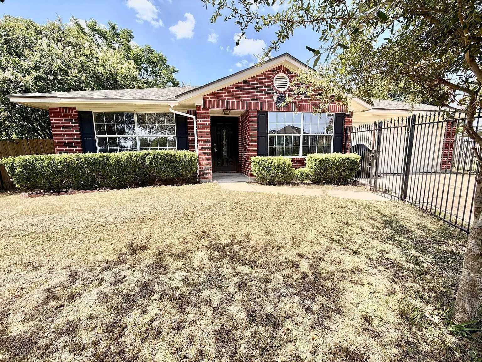 3 bed, 2.0 bath, 2191 sqft, $1,900 — Photo 1