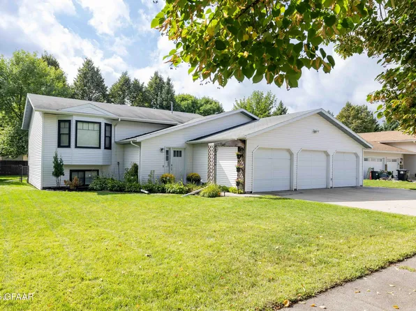 3309 Primrose Ct, Grand Forks, ND 58201