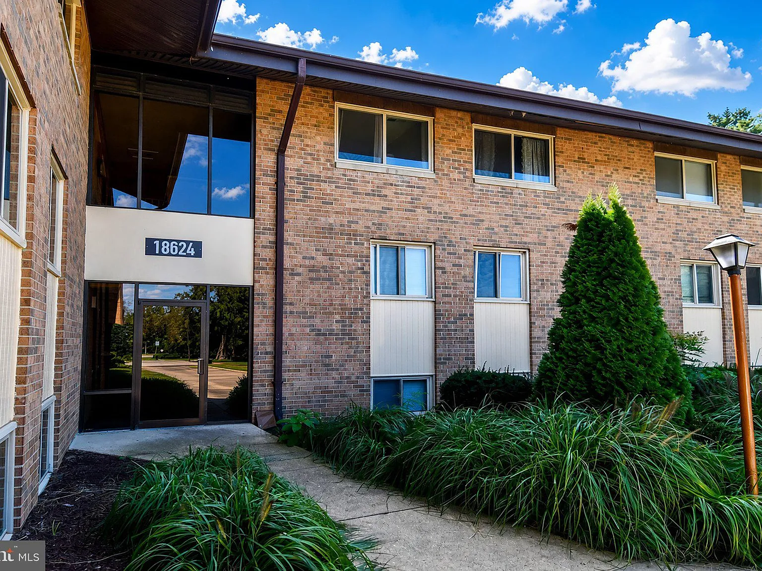 3 bed, 2.0 bath, 1455 sqft, $2,490 — Photo 1