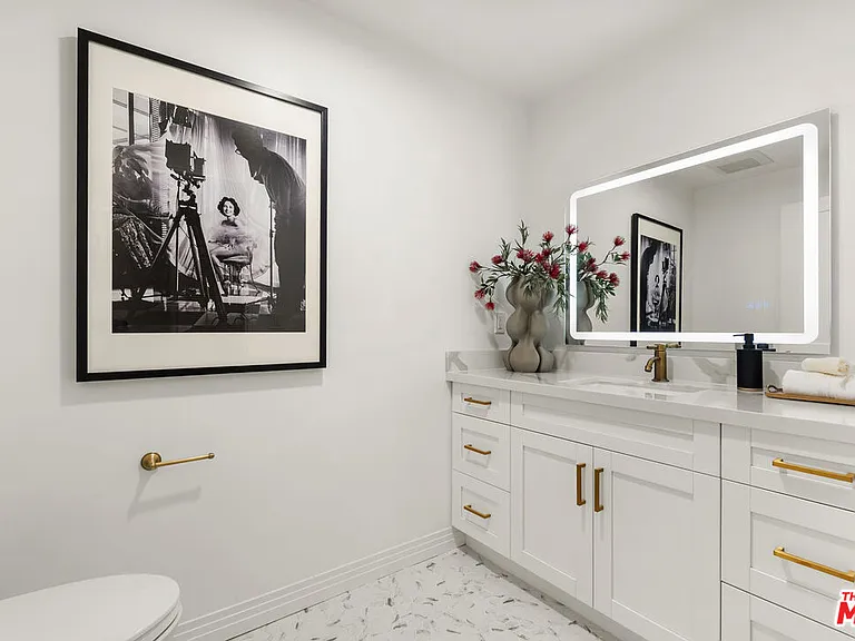 7428 Santa Monica Blvd #202 — Photo 20