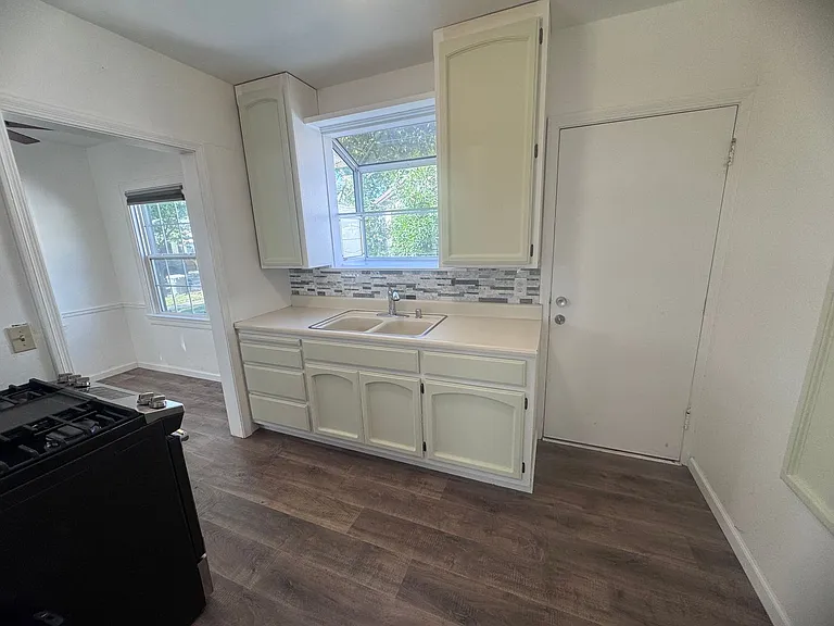 1559 Virginia Ave — Photo 7