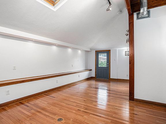 5th image of 137 N Park St