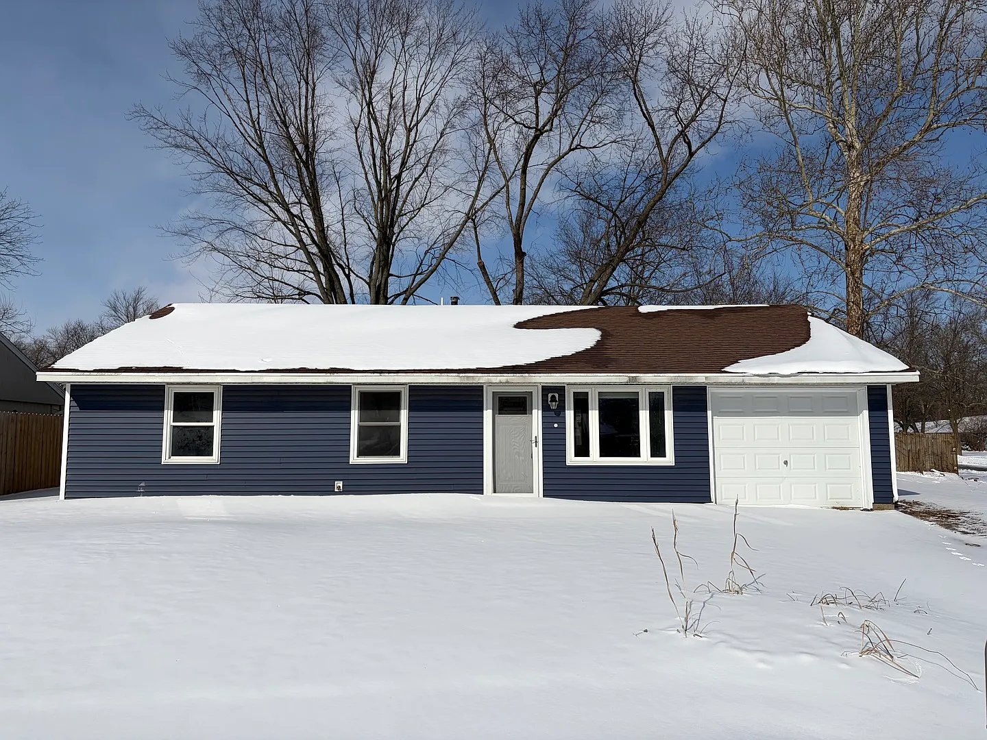 3102 W John St photo 1