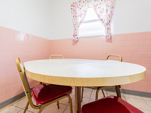 5th image of 6137 Roberts Ave