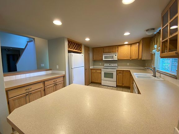 3rd image of 8105 Trimble Ln SE