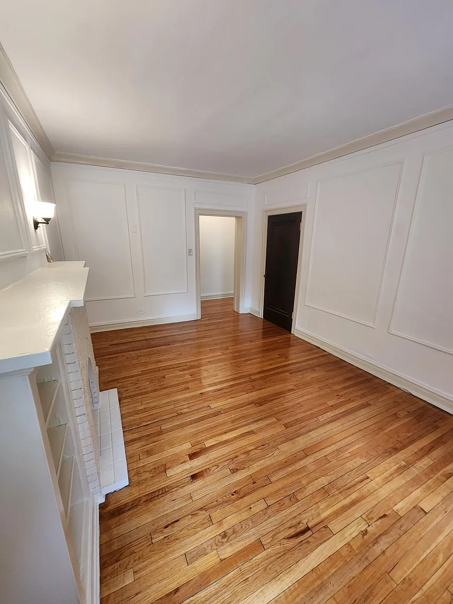 LIVING ROOM - 1042 W Rosemont Ave #1