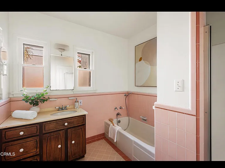 1563 Valencia Ave — Photo 10