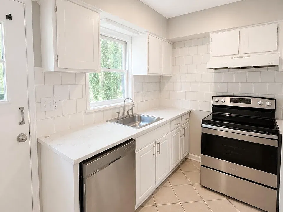 6101 Honeysuckle Ln