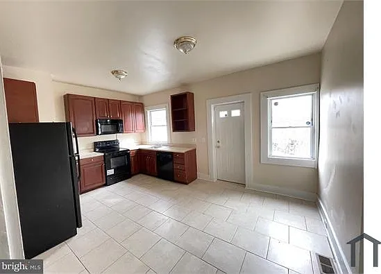 3 bed, $1,700 — Photo 2