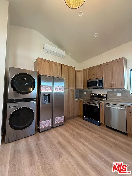1 bed, 1.0 bath, 550 sqft, $2,350 — Photo 2