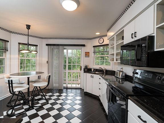 4th image of 40 Linda Ln
