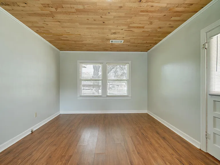 216 E Milton Ave — Photo 4