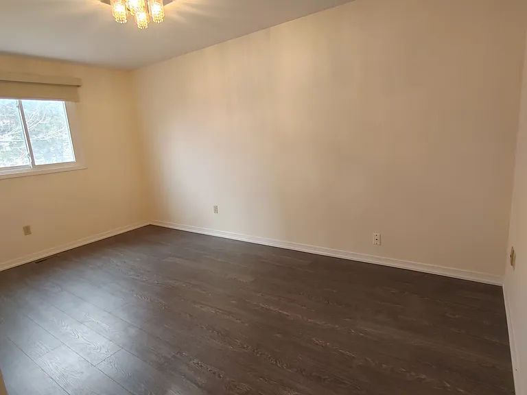 50 Michener Cres — Photo 10