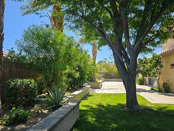5th image of 78561 Pompeii Ct