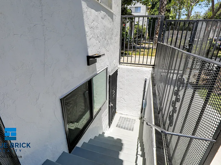 1035 N Hayworth Ave #100 — Photo 21