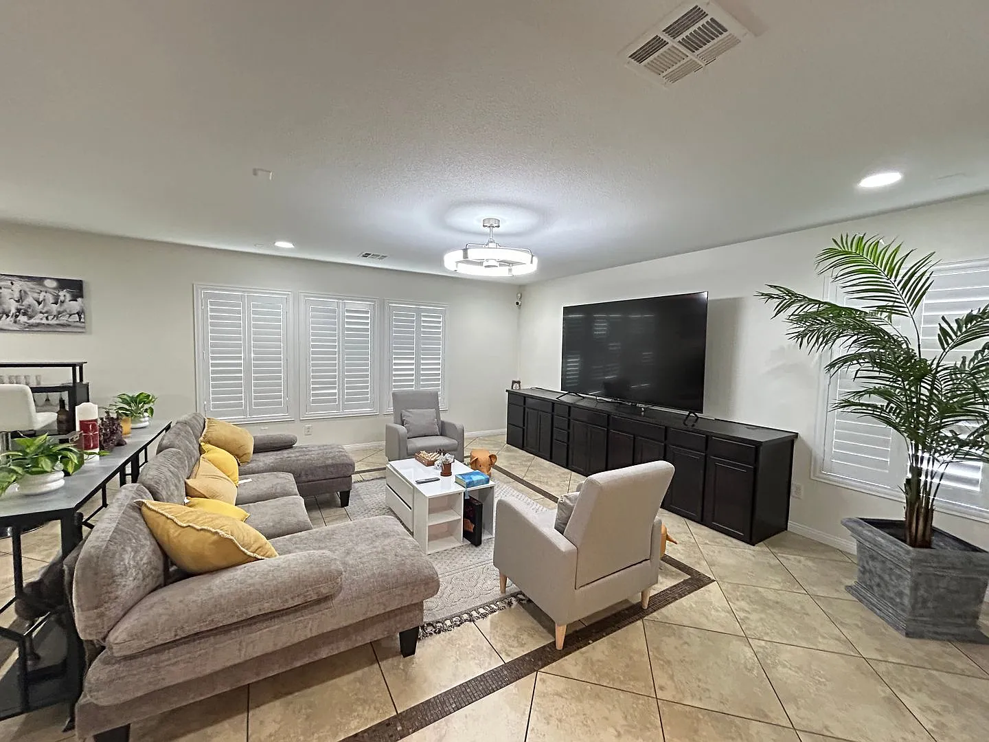 Fully Furnished 4 Bedroom 2.5 Home! — Photo 3
