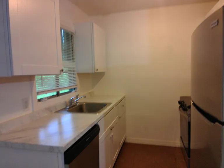 2252 Clifford St — Photo 8