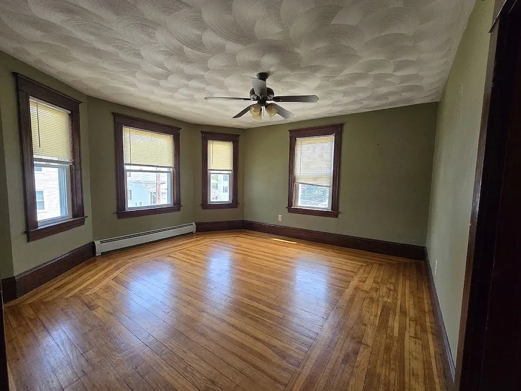 3 bed, 1328 sqft, $1,900 — Photo 3