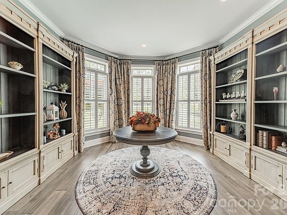 4th image of 435 Turtleback Rdg