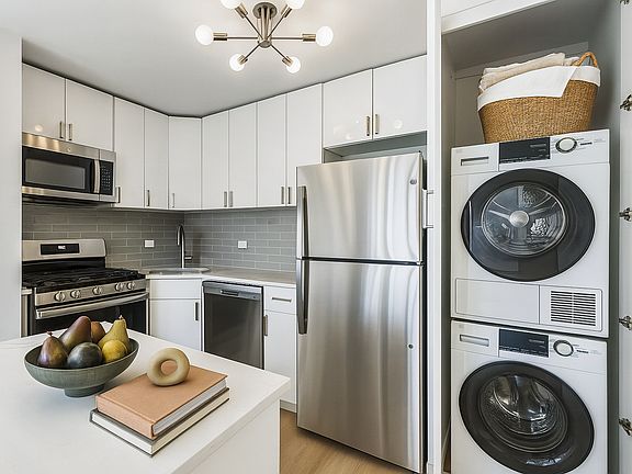 5th image of 330 W 56th St APT 10L